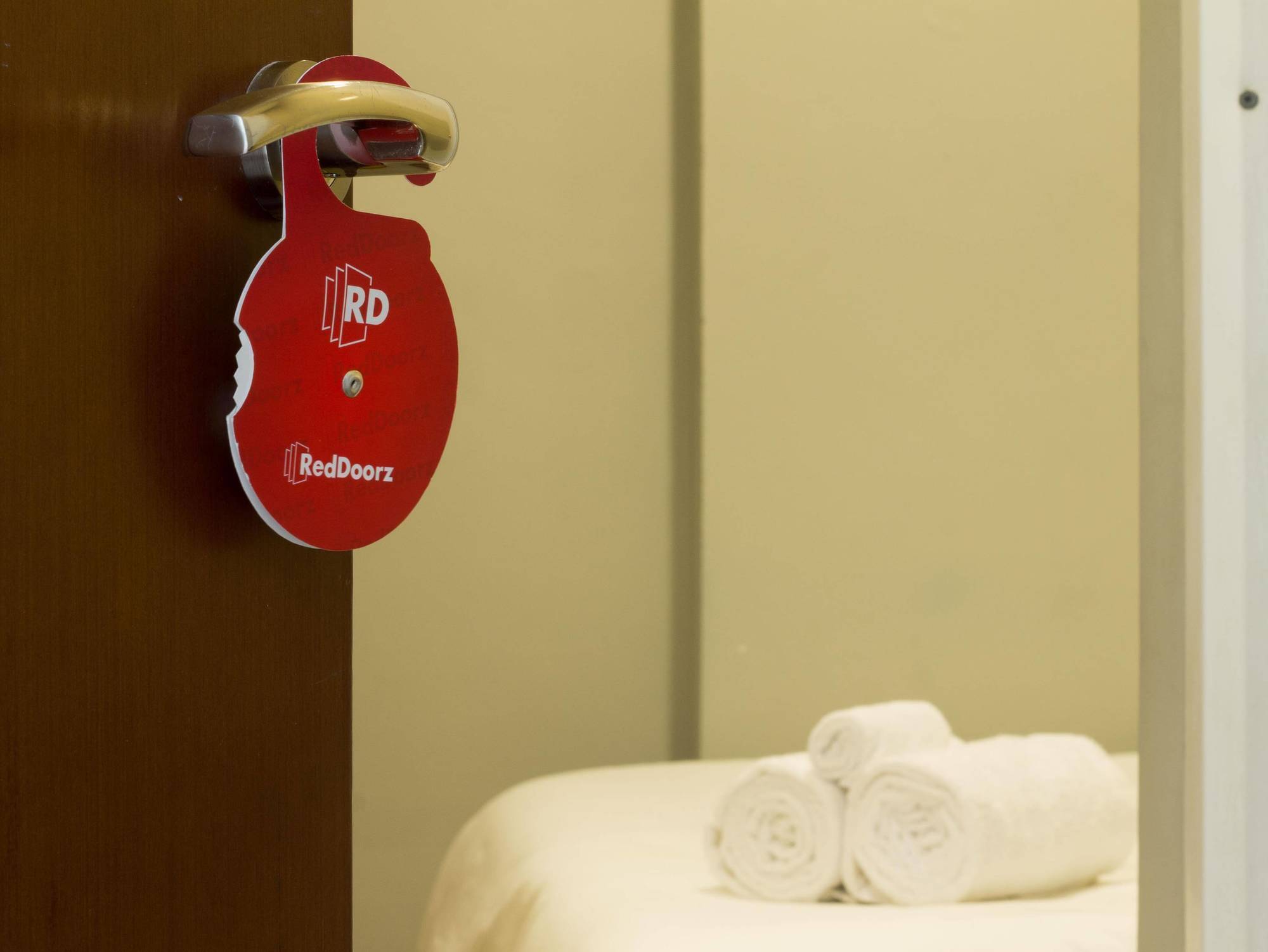 Reddoorz Plus @ Guntur Raya Setiabudi Jakarta Buitenkant foto