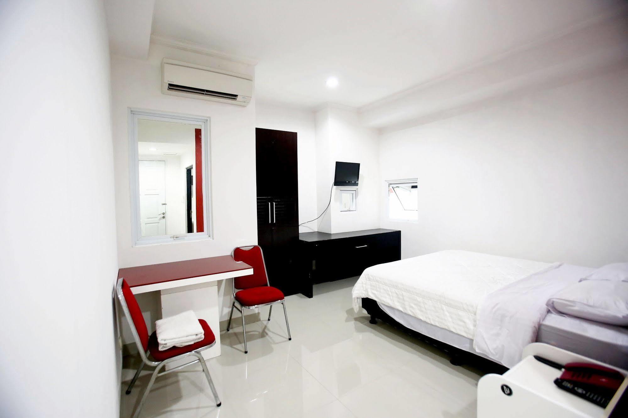 Reddoorz Plus @ Guntur Raya Setiabudi Jakarta Buitenkant foto
