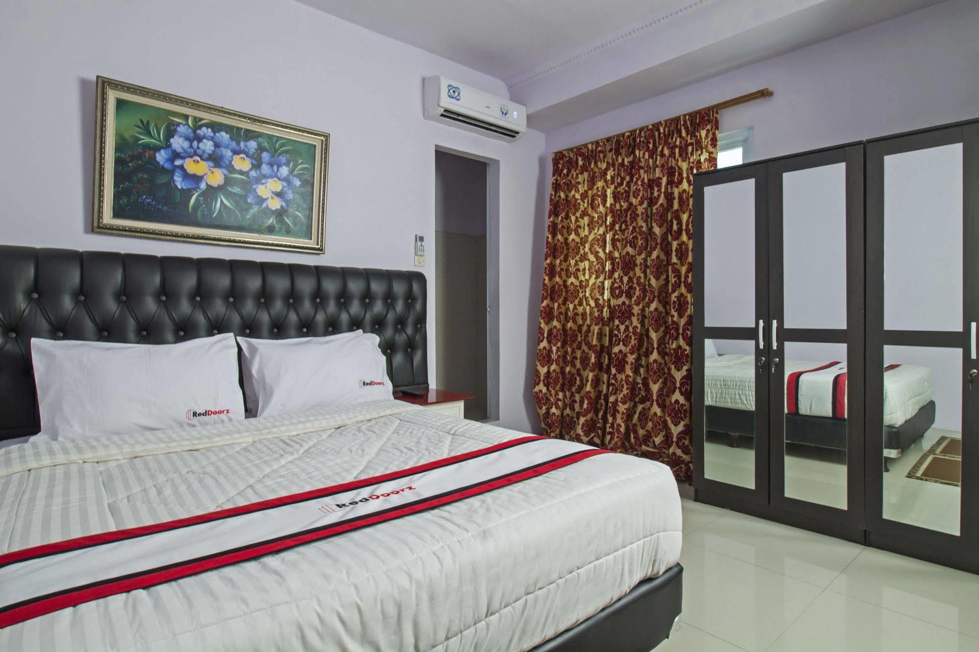 Reddoorz Plus @ Guntur Raya Setiabudi Jakarta Buitenkant foto